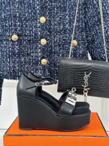 厂价 HermèS 爱马仕经典防水台坡跟厚底凉鞋 极约复古的设计 浓厚的异域风情 时髦感十足、随便上脚都很有腔调 简简单单的款式随便搭配一下高级感就很棒 百搭的