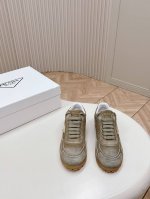 普拉达 Prada 2024新款 阿甘鞋 德训鞋 休闲鞋 反绒皮面 超帅 复古时尚 复古擦色 三角扣搭配 高级气质 随意搭配 上脚非常轻便舒适，鞋面原版牛猄 内