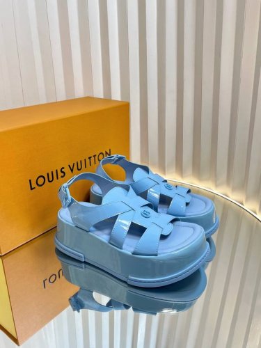 Louis Vuitton 路易威登 Maya Flatform 凉鞋 本款 Maya Flatform 凉鞋选用光滑牛皮革 令宽幅鞋带穿梭于皮革鞋舌之间 再以