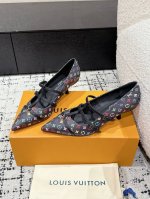 顶级版本Louis Vuitton 路易威登 25春夏尖头高跟鞋鹰嘴小尖头搭配镂空皮条小方扣可调节松紧，Lv五金 “logo”饰以点缀，细节质感特别的高级！犀利