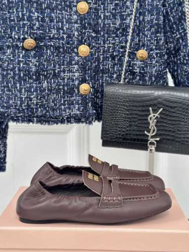 厂价平底 高跟 MiuMiu丨缪缪24s新品乐福鞋 第一眼看到这个鞋子就有种软绵绵的感觉，简单而带点复古气息随意搭配都好看！以极简风格为主，简单的logo点缀，