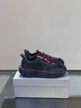 Prada 普拉达男士系带皮革休闲运动鞋，鞋面牛皮拼接透气网面打造 柔软舒适透气 鞋舌装饰prada品牌字母标识 橡胶厚底与红标鞋舌相呼应 款式时尚大方 细节精 - 点击图像关闭