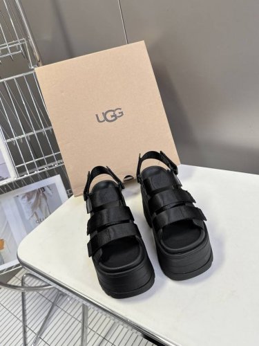 Ugg春夏最新松糕厚底拖鞋凉鞋 一款不会撞衫的鞋子 简约的隔板设计鞋面 魔术贴带子 春夏必备款 无论什么裤子裙子都能驾驭 上脚非常舒适好看鞋底超级轻 妥妥的增高