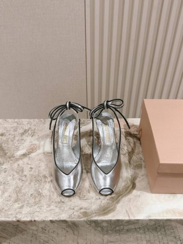 缪 缪鱼嘴高跟凉鞋系列上新 舒适度与时髦度并存的开挂全新系列 设计搭配 简约大方 百搭时尚 鞋面 原版定制牛皮 内里: 原版定制羊皮 大底 原版开模真皮大底 鞋