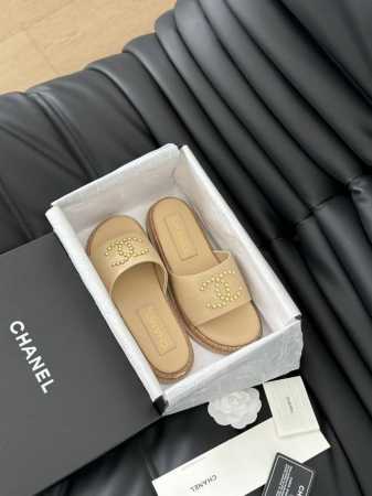 布 皮 Chanel 25C春夏新品双C拖鞋 拖鞋的狂热爱好者又来了 可以承包你一整个夏天的时髦 经典菱格双C元素设计 浓浓的中古典雅气息 搭配任何风格都很赞 - 点击图像关闭