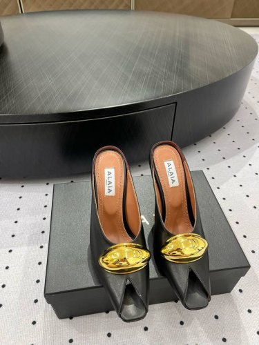 精致优雅的同时，还具有时髦感，穿上它休闲日常与与高级奢华驾驭自如，上脚真的太爱啦，太美了巨舒服 ★面料：牛皮 内里：羊皮 鞋底：牛皮底 优雅风格 创造不一样的感