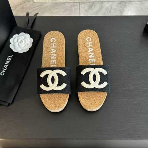 330 Chane*｜小香24C春夏新品 珍珠大双C厚底拖鞋 夏天一定要入的凉拖系列 可文艺可时髦 穿搭率实在太高了 Pp草鞋面镶嵌双C大Logo 让人耳目一新