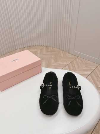 Miumiu 新款秋冬毛毛鞋 对原版工艺 每个颜色都很赞！！集舒适 可爱 时尚 高雅 百搭 ，羊毛舒适柔软，唤醒秋冬暖意。让您从早到晚舒适踱步。搭配袜子可以轻松 - 点击图像关闭