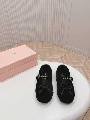 Miumiu 新款秋冬毛毛鞋 对原版工艺 每个颜色都很赞！！集舒适 可爱 时尚 高雅 百搭 ，羊毛舒适柔软，唤醒秋冬暖意。让您从早到晚舒适踱步。搭配袜子可以轻松