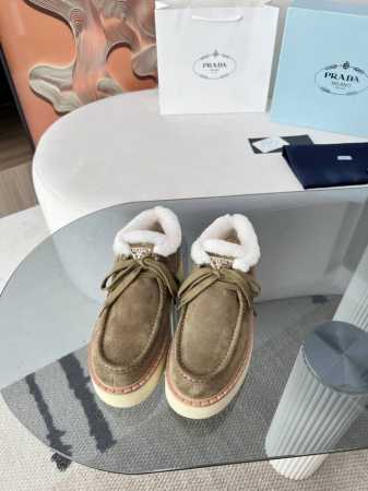 最新系列！Prada 普拉达2024秋冬季新款毛拖鞋 三角扣面包包头半拖鞋 最新走秀系列 经典升级 舒适度与时髦度并存 每个颜色搭配都好看，设计搭配不同风格需求 - 点击图像关闭