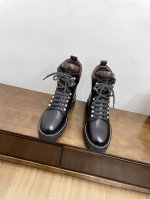 顶级版本驴牌经典秋冬新款系带短靴 优雅大气时髦 耐看不过时 是时尚圈永不退潮的经典所在，上脚还很好的修饰腿型显瘦！ 鞋面:原版定制小牛皮 牛反绒 内里垫脚:羊皮
