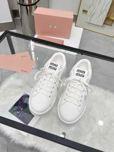 MiuMiu 缪缪 休闲小白鞋，美到心坎上啦！柔软的真皮材质，触感细腻，亲肤舒适。 独特的设计，时尚又百搭，无论是搭配牛仔裤还是裙子，都能轻松驾驭。 size：