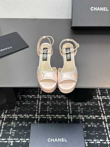 chanel香奈儿 2025 早春经典烫钻防水台凉鞋拖鞋 顶级版本 简约而不失优雅的设计 好穿好搭清新脱俗 生动知性优雅 更蕴含着不羁的时尚态度 这种态度是从心