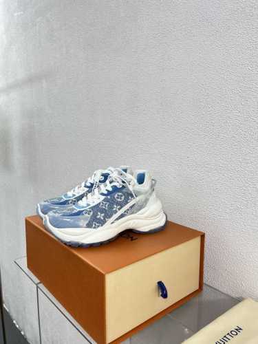 L驴 Run55 增高运动鞋老爹鞋 蓝色老花 年度舒适运动鞋舒适度堪比专业运动鞋，兼具时尚和实用，完全不会磨脚 材质介绍: 1鞋面选材采用纯进口的Dk透气网格