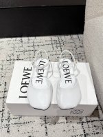 loewe 罗意威 25 春夏最新款 平底 时装凉鞋 今年超火的品牌 好多明星网红时尚博主种草 喜欢这种风格的小仙女必须要入手哦 鞋头大头的设计 超级有味道 鞋
