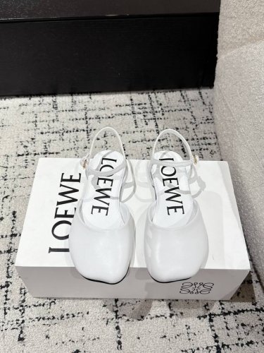 loewe 罗意威 25 春夏最新款 平底 时装凉鞋 今年超火的品牌 好多明星网红时尚博主种草 喜欢这种风格的小仙女必须要入手哦 鞋头大头的设计 超级有味道 鞋