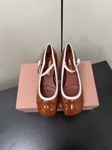 Miu Miu 缪缪 2025早春新品钮扣粗跟玛丽珍专柜主打最新走秀款 蝴蝶结复古玛丽珍粗跟单鞋火爆上新！ 缪家高货 顶级工艺打造精品质感 无敌舒适 绝对是一见