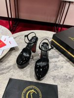 大水台 凉鞋 W. maison Christian Louboutin的Lou pump凭借其前卫的设计和引人注目的130毫米高跟细高跟鞋 向精致迈进了一步
