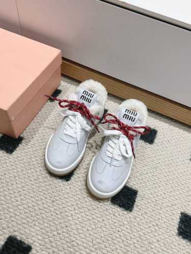缪缪miumiu2024ss新款火爆款脏脏鞋系带做旧小白鞋 今年主推款 复古做旧时尚 简约高级 随意搭配 上脚非常舒适，年度必入款！鞋面原版牛皮，羊京，内里羊毛