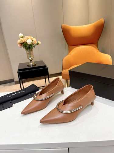 品 牌：Jil sander JIL Sander曾说过：“拿走的东西越多，留下的就越纯粹。”极简风是一种返璞归真，代表着简单与克制，而作为极简风的鼻祖，极简