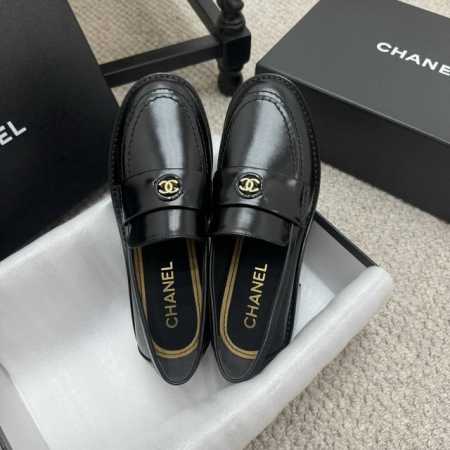 Zp级， Chanel香奈儿新品镂空logo乐福鞋 前镂空双C后跟大耳钉继承了香家一惯的设计风格，沉稳大气。无论是炸街，还是通勤，都非常适合。 女神系列，拥有香 - 点击图像关闭