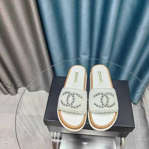 厂价 CHANE* ｜小香24P春夏新品珍珠大双C木纹厚底拖鞋 今年小香推出了全新夏日度假系列麻绳底拖鞋～简洁、精美风格的小香是很多女孩的心头好鞋面镶嵌双C大l