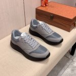 新款: 厂价: 阿玛尼armani* 最新爆款休闲鞋，顶端品牌奢侈～代购，顶级～质量。鞋面選用进口透气牛皮搭配材质透气羊皮垫脚 精细做工。原版个性时尚柔软橡膠耐