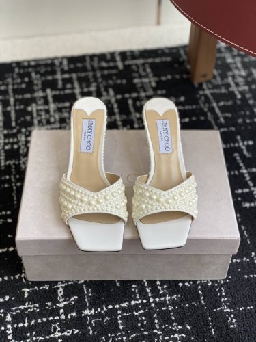代购级 早春珍珠 水晶钻 拖鞋Jimmy Choo 周仰杰25春夏系列 重逢惊艳 优雅邂逅 碰撞之美 时尚国外博主同款街拍推荐 造型大胆别致 鞋面 搭配钻面 时