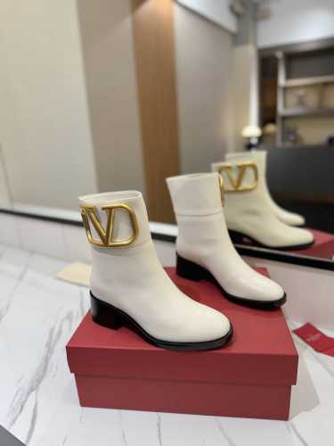 VALENTINO华伦天奴 大V扣高级辣妹kelly Jumping骑士靴顶级牛品匠心好货经典再现拒绝不了的款式谁穿都好看 优雅风格，创造不一样的感觉！它是你