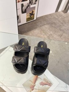 25ss普拉达爆款。经典鲮格设计，超软羊面皮。厚底设计。35-42码。