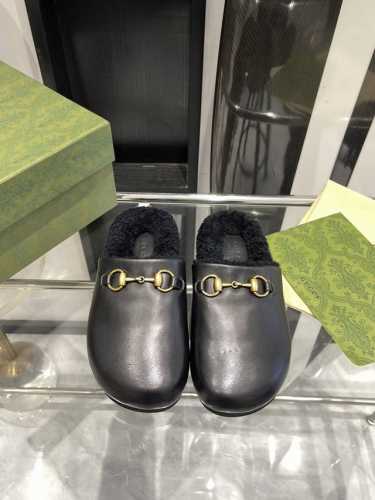 顶级品质 GUCCIss2024秋冬｜平底羊毛拖鞋新品 超舒适的 双带毛拖 简约随性 时髦有范， 慵懒又不乏高级感，最舒适的拖鞋没有之一 随意上脚都好看有型，绝