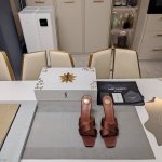 SAINT LAURENT ” SYL圣罗兰 顶级版本25SS众明星网红追捧的经典字母高跟，交叉礼带凉鞋。SYL 2025官方VIP 贵宾版金花磁铁盒 认清包装