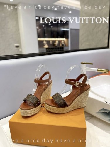 出厂 Loui& Vuitto&路易威登 法国代购新款驴牌 春夏首选 最新 走秀 款厚底凉鞋 香港原版购入一比一开模 今年的款式比去年增加了老花原素 显得更为大