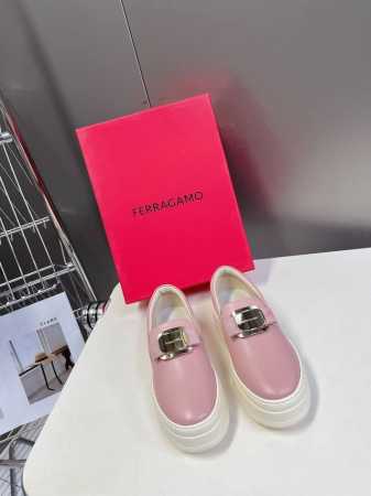 菲拉格慕Ferragamo春夏走秀款蝴蝶结休闲鞋 低帮设计结合厚底结构，搭配标志性细节，彰显盎然新意 该鞋款采用白色轻质皮革匠造而成，缀饰加衬皮革织带细节，系带 - 点击图像关闭