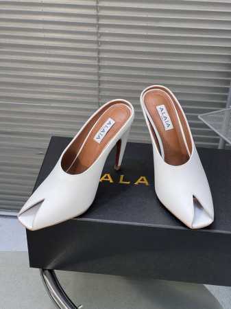 出厂P P390 Alaia阿莱亚 新款鱼嘴平底凉鞋穆勒高跟鞋 精致优雅还具有时髦利落，穿上它休闲日常与高级奢华驾驭自如。 面料：牛皮 漆皮 内里：牛皮 大底： - 点击图像关闭