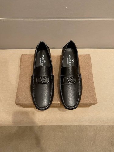 实价 华伦天奴 专柜旗舰店新款，官方最新元素潮爆全球，火爆热卖，原版版本，专柜爆款，其产品渗透生活的每个角落，鞋面意大利进口原版头层牛皮 绝对高端 原版防滑大底