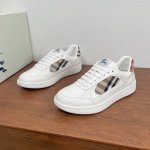 编码 burberry 巴宝莉 新款男士Terrace休闲运动鞋 采用进口光滑小牛皮精美材质打造 后跟及两侧搭配对比感裁片 装饰标志性沙色精纺 Burberry