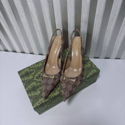 出厂： Gucci 新品 马衔扣尖头凉鞋这款优雅气质的尖头凉鞋采用:原版定制面料，进口Gg帆布 电镀五金马衔扣 造就超级有质感的新品，颇具辨识感的品牌元素马衔扣