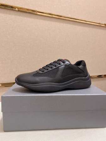 工厂价 元 情侣款普拉达 PRADA 新款男士休闲运动鞋，高端品质 TW定制双层透气网布进口头层小牛镜面漆皮 鞋垫是小牛皮 冲孔设计 透气舒适 原厂真空PU吸塑 - 点击图像关闭