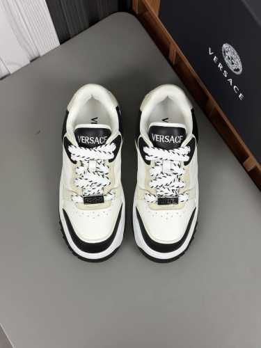Size: 39-44 38.45.46定做 Versace Odissea运动鞋 轻盈系带运动鞋，时尚充满活力，采用橡胶鞋底和穿孔鞋头设计，鞋面饰有greca