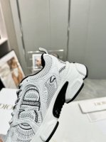 dior Chrono运动鞋，以品牌的高级时装元素重新演绎跑鞋设计。网眼布配以仿皮饰片，缀以多项经典细节，侧面Cd标志，鞋舌幸运星贴布，以及超轻盈大底。经典舒适
