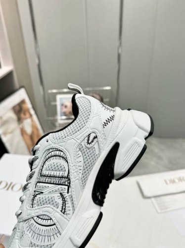 dior Chrono运动鞋，以品牌的高级时装元素重新演绎跑鞋设计。网眼布配以仿皮饰片，缀以多项经典细节，侧面Cd标志，鞋舌幸运星贴布，以及超轻盈大底。经典舒适