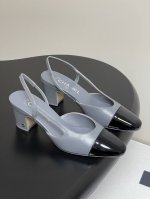 Logo滴胶 25Fw新款Chanel小香最新滴胶后空Sling-Back凉鞋平底 粗跟 sling-Back于1957年问世,之后Two-Tone设计成为Ch