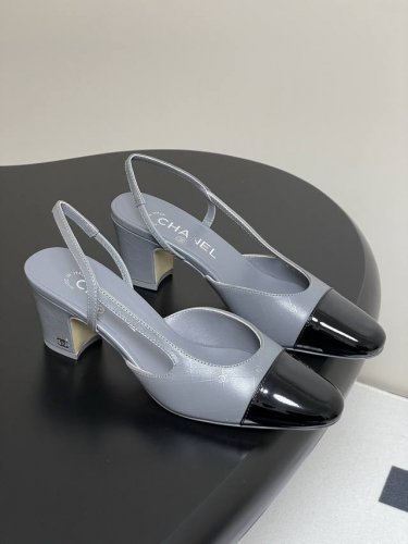 Logo滴胶 25Fw新款Chanel小香最新滴胶后空Sling-Back凉鞋平底 粗跟 sling-Back于1957年问世,之后Two-Tone设计成为Ch