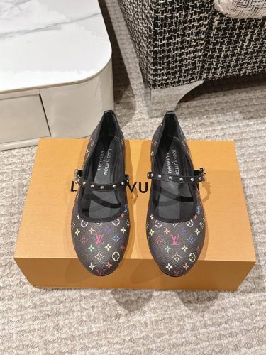 代购级 Louis Vuitton Lv路易威登 25 春夏 最新玛丽珍单鞋 简约精致，高级感满满，尽显优雅气质～ 上脚超好看，拉满了夏日美鞋绝绝子啊 鞋面：牛