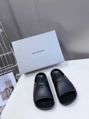 Balenciaga巴黎世家春夏情侣款拖鞋最新款系列推出探索时尚界对于原创与挪用的概念、以全新系列致敬传承与经典，以标志性Balenciaga廓形和轮胎抽象大底