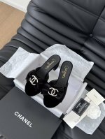 Chanel 24K走秀款玛丽珍单鞋 简约又不失甜美俏皮！ 鞋头经典拼色简约易搭，搭配一字带更加跟脚。 内里羊皮 真皮大底 Size:35-39 其他码数定做