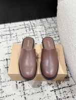 lemaire 25S 新款懒人穆勒鞋 Lemaire经典黑色穆勒鞋，简约轮廓自带高级感。光滑皮革材质，质感满分 。一脚蹬设计，随性又自在。无需刻意搭配，就能轻
