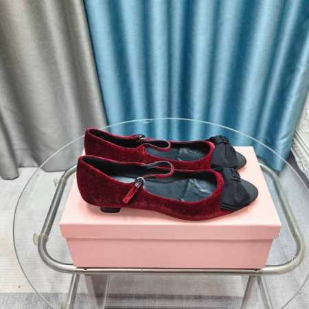 出厂价 Miu Miu 2024新款春夏玛丽珍单鞋 蝴蝶结天鹅绒淑女范 低跟鞋 一眼看上miumiu这双高跟鞋，上脚果然更惊艳，镂空一字带单鞋 也是采用拼色设计 - 点击图像关闭