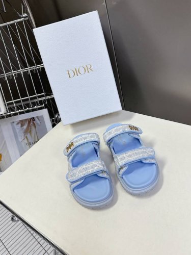 Dior迪奥春夏最新款魔术贴凉鞋、超多明星网红种草、经典的版型设计上迪奥Logo五金点缀、超好看超百搭、上脚非常柔软鞋面进口电绣，内里羊皮里、正品开模Tpu大底